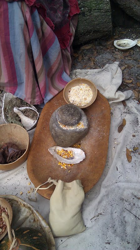 corn kernels and a bowl of coarse meal