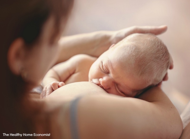 woman nursing baby properly to avoid saggy breasts