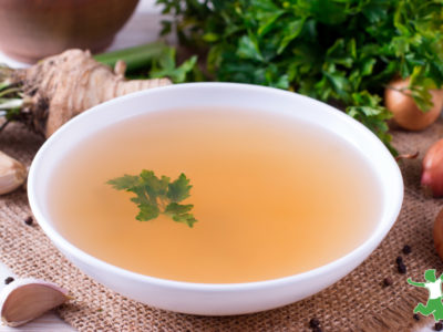 remouillage broth in a white bowl