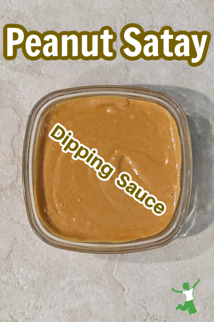 Tazón de salsa satay de maní en el mostrador de azulejos