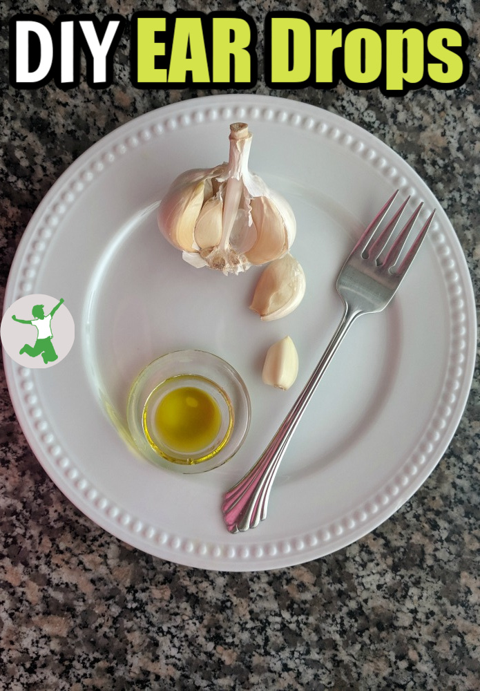 Diente de ajo y aceite en un plato blanco para hacer gotas para los oídos