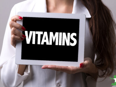 woman holding best multivitamin sign